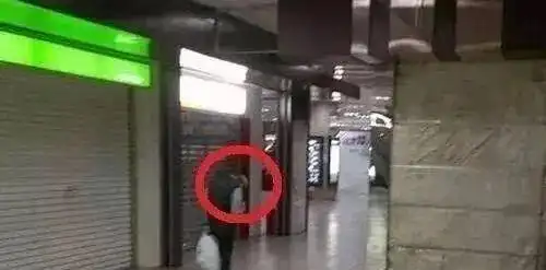 深夜地铁里老汉突变无头人真相不可思议