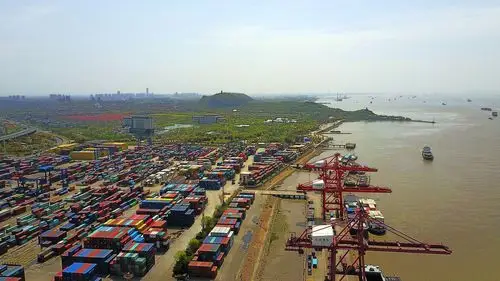 2017年4月12日拍摄的江苏南通港港口码头和堆场.