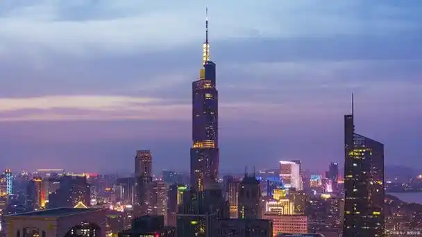 江苏第一高楼,是南京地标性建筑之一,高450米,总楼层89层