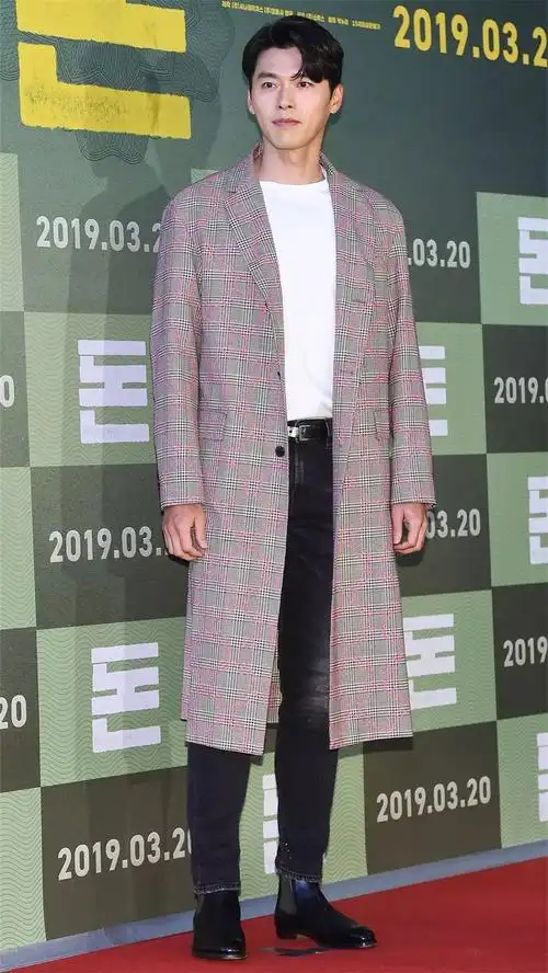 玄彬又帅了,白t恤配长大衣轻松穿出型男范,身高184cm真不是吹的