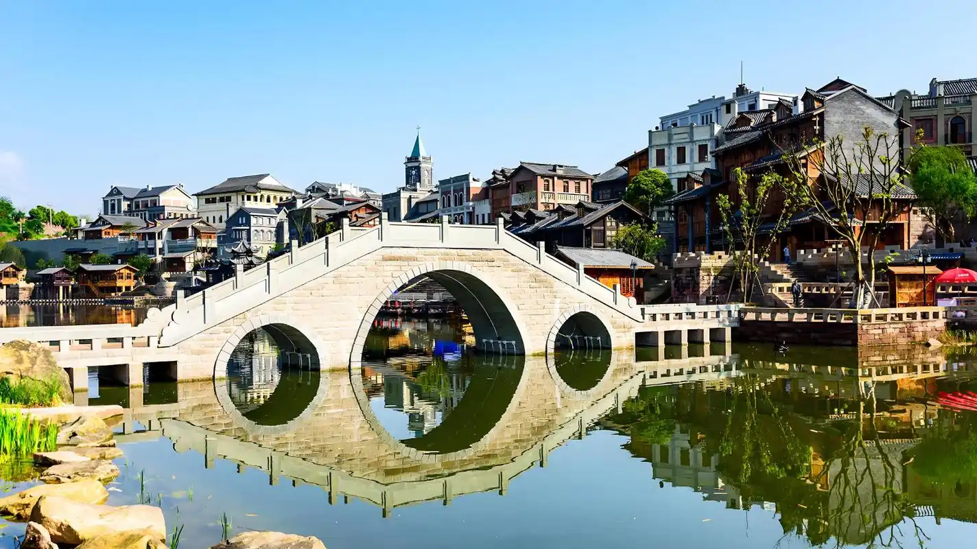 重庆四季好风光# 重庆两江国际影视城,这座位于重庆市渝北区龙兴镇金