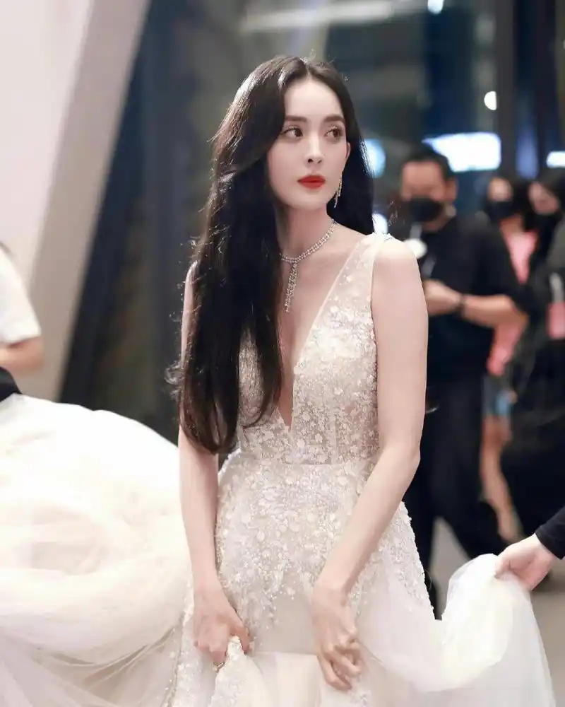 古力娜扎# 白色深v礼服,性感精致!