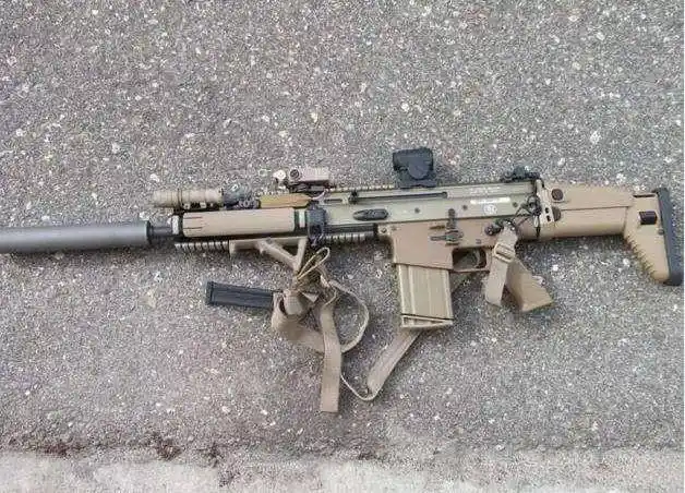 这款枪在游戏中一般情况都被设计成突击步枪.