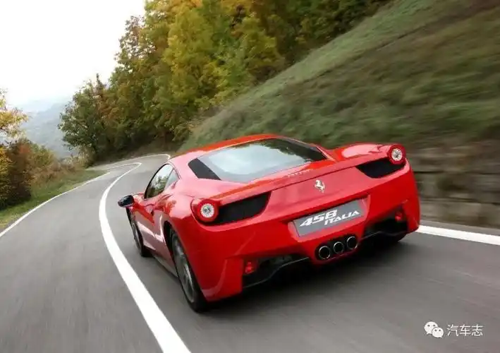 而通过多方的视频以及图片可以判断出,该车正是法拉利的458跑车,于