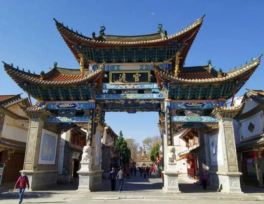 官渡古镇大门(大牌坊)位于昆明东南郊8公里处,地处滇池北岸,宝象河下