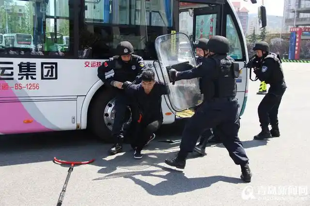 "驾驶员处理得很机智,警察及时赶到,让我们很有安全感.