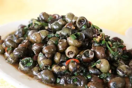 他们开店已经27年了每年中秋节都会卖出300-500斤的石螺受欢迎程度,可