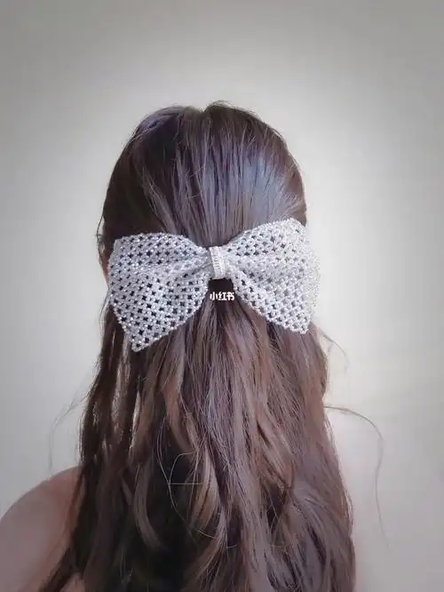 蝴蝶结发卡佩戴效果图