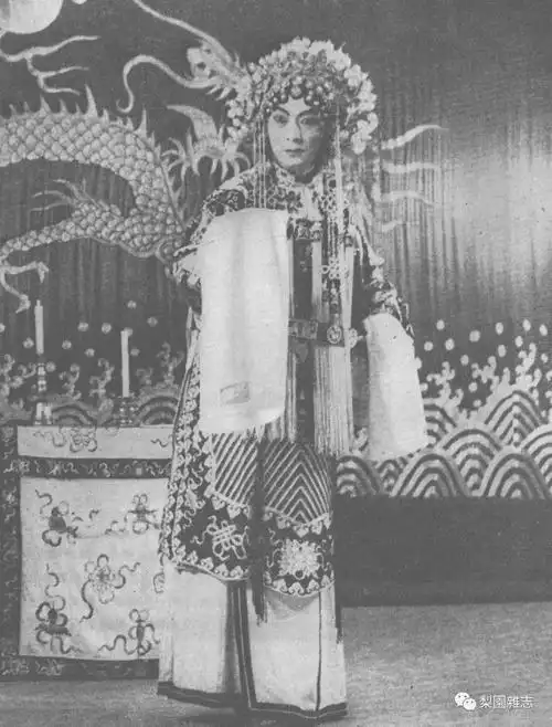 黄桂秋之《祭江》然而刘备似乎却不能忘情,"蜀主窥吴向三峡"的一幕