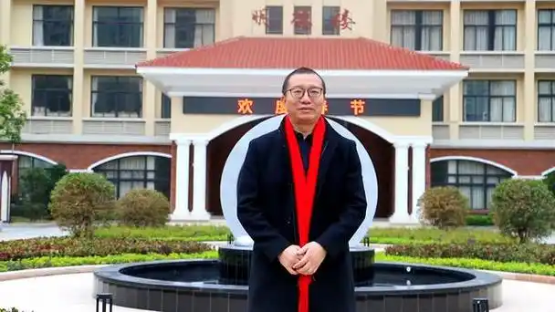 周校长(图源:广大附中美林湖学校官微)在广大附中时,周校领军的团队