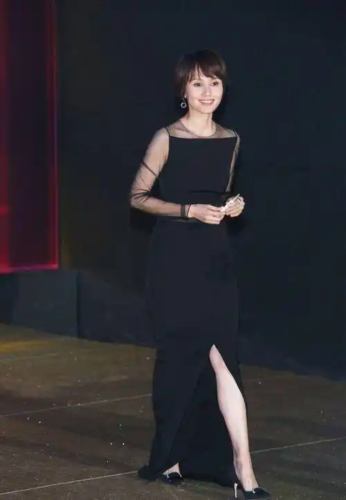 袁泉终于性感一次,穿黑色半透视薄纱连衣裙优雅高级,气质真好_显得