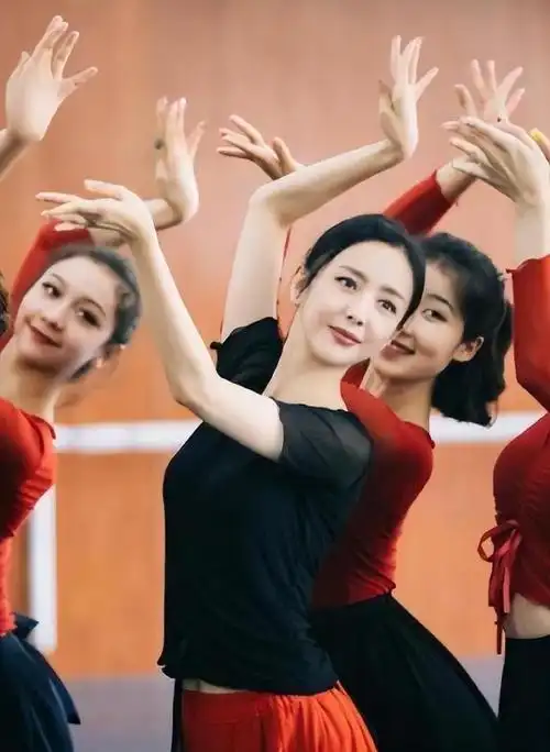 陈思诚和佟丽娅离婚2年俩人过上完全相反的生活