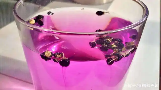 黑枸杞与红枸杞,因为颜色不同而得名.