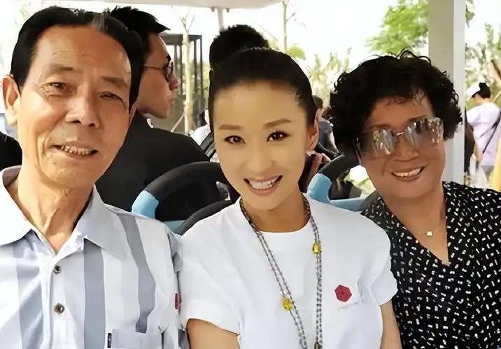 回顾苗圃:嫁大19岁富商陈义红,婚后生一男一女,如今幸福美满