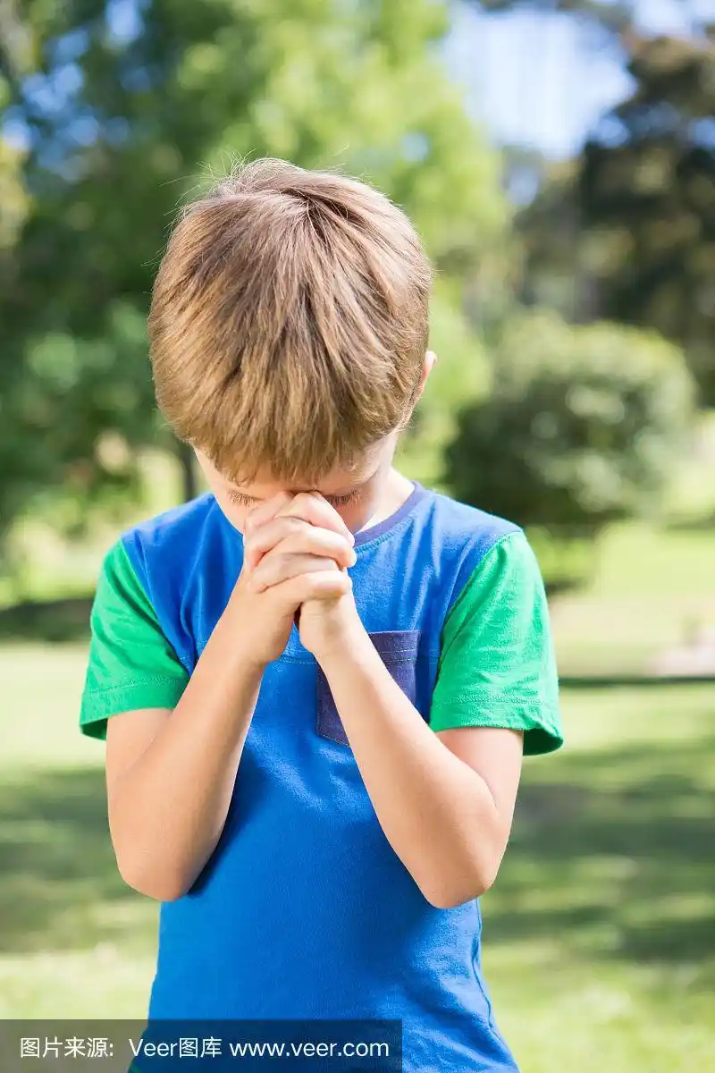 小男孩在祈祷