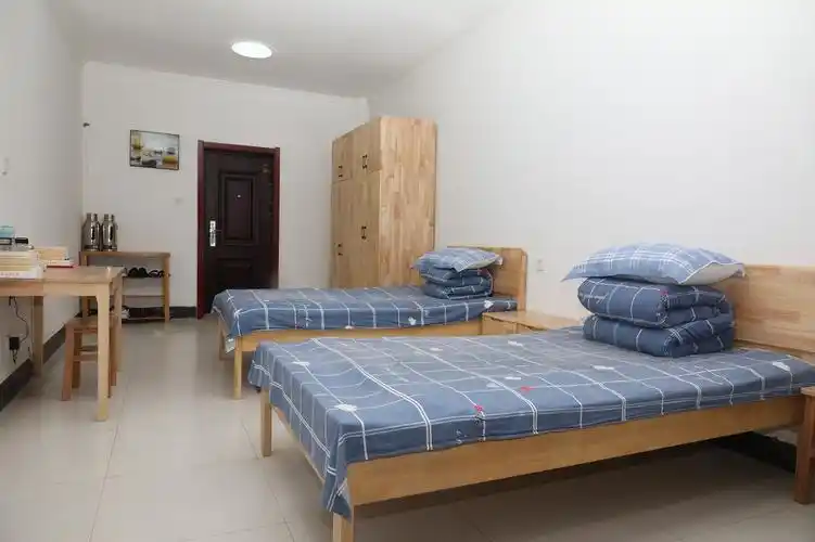 并配备统一的床单,被褥,衣柜,书桌等,将职工宿舍打造成"标准间"