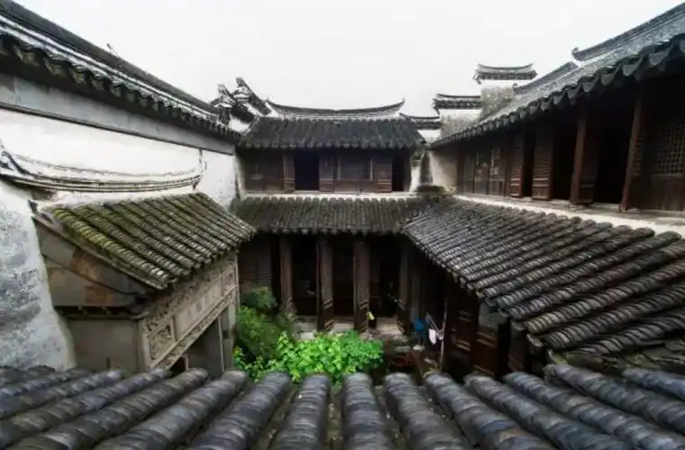 没有足够的土地建院落,阔大的四合院变成了建筑物内部的天井