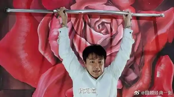 美女送枪上门,星爷使出绝技用脚开枪,美女直接被一枪干飞|周星驰_新浪