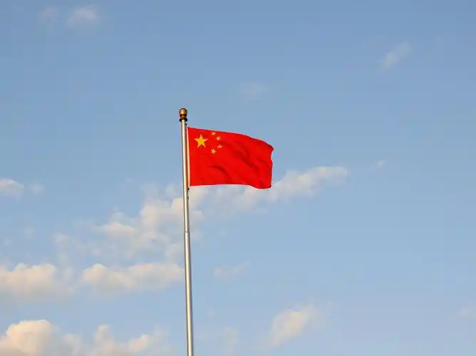 五星红旗在香港高高飘扬10月1日清晨,旭日初升,香港晴空万里.