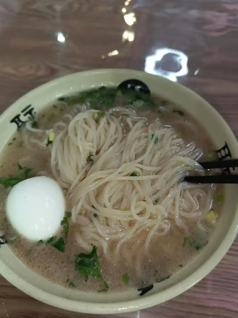 一碗骨汤面,中间续碗汤,热热乎乎的,喝了真舒服. - 抖音