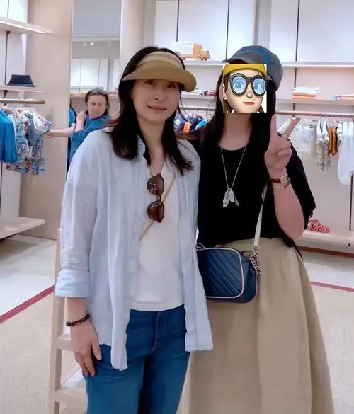 穿衣搭配 郭晶晶现身国外奢侈品店,穿牛仔搭配白色t恤,脸型和董明珠超