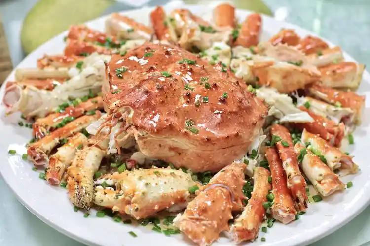 别看这一桌又是鱼,又是鸭,又是帝王蟹的,其实人均只要100多出头,怎么