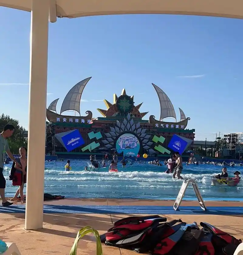 西安玛雅海滩水公园攻略 前期准备: 浮潜游泳鞋(图三):因为海滩游泳区