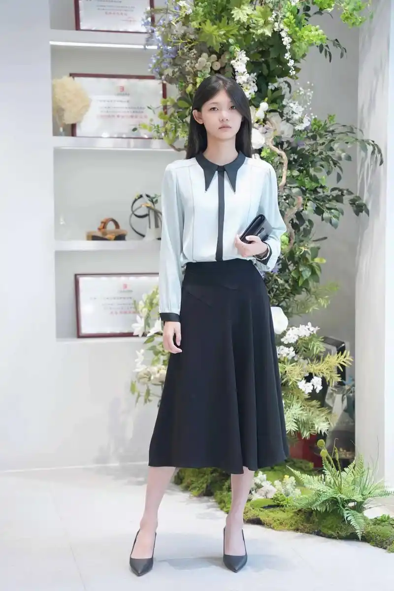 97 优雅与时尚的完美结合.淡蓝色的真丝上衣搭配黑色半裙,  - 抖音