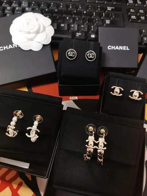 最近的香奈儿chanel耳钉合集_耳钉_香奈儿怎么样_耳环_时尚_配饰_首饰