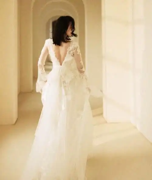 苗苗产后复出状态绝佳穿人鱼婚纱裙秀凹凸身材当妈后更魅惑