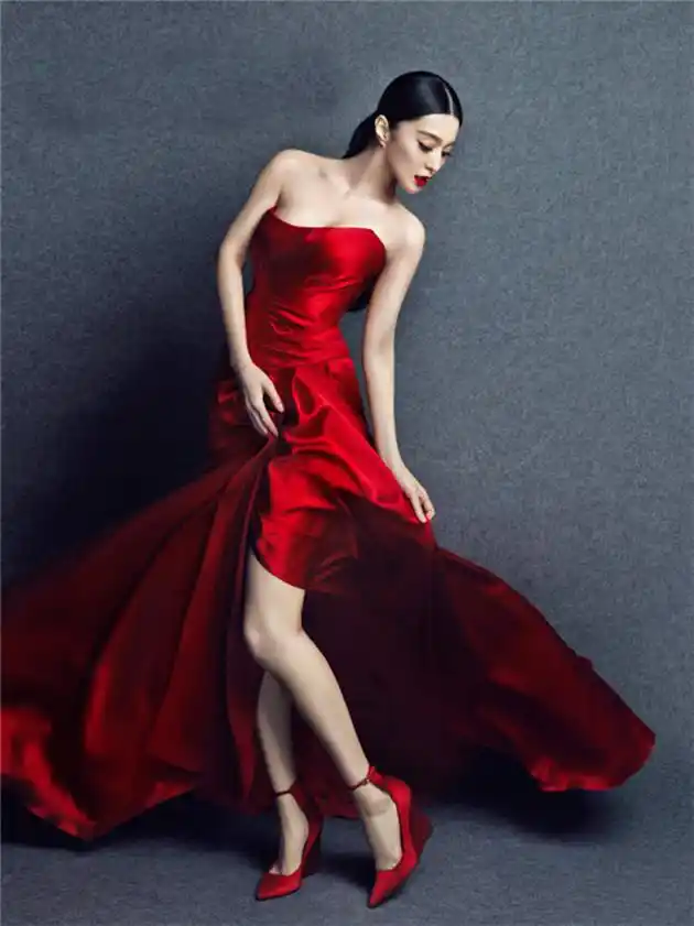 范冰冰穿红色抹胸礼服