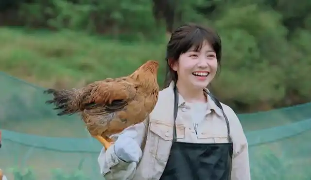 队友都穿鞋套进鸡窝谁注意杨超越农村孩子最后的体面