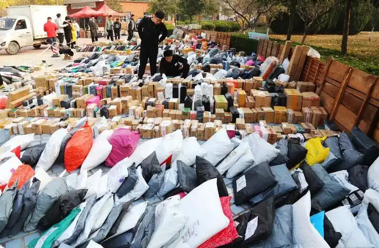 剁手的人真多!滨州大学校园取快递现场,排队百米堪比春运