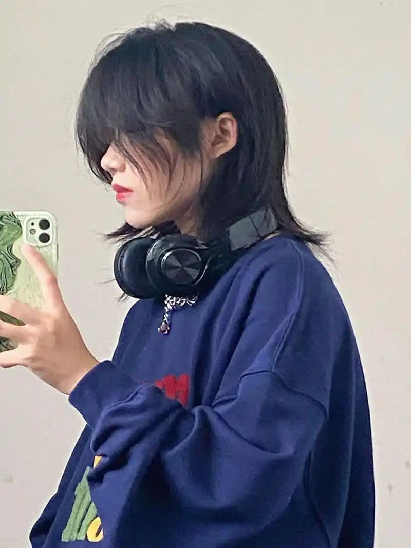 在也不自己剪刘海的给我剪残了"短发女生 "鲻鱼头发型 广州染发烫发