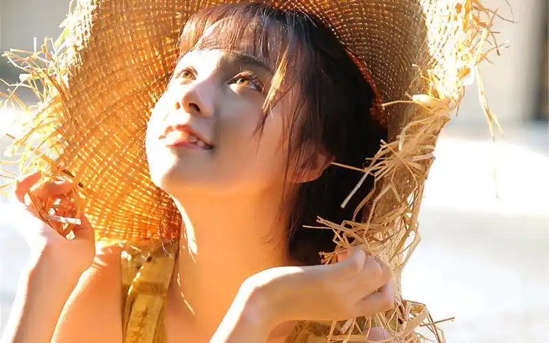 拥抱夏天唯美女生图片桌面壁纸