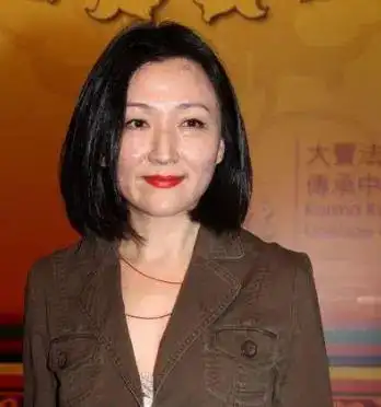 比周慧敏小一岁的陈韵晴年轻时合照还比较路人,过了20几年还是那个