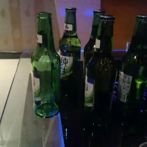 ktv喝酒空酒瓶图片