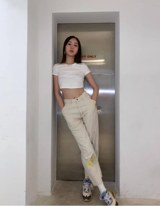 赵尧珂真是仗着身材好什么都敢穿呀!别致剪裁背心配涂鸦裤,有趣又性感