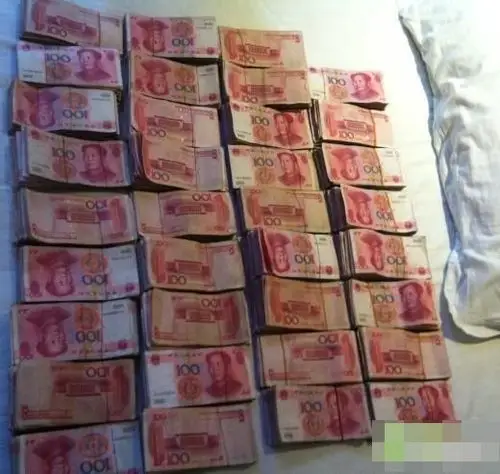 90后男女开房摆百元大钞炫富:拥抱舌吻激情无下限(9)