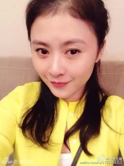 组图:沈腾女友王琦私照曝光 靠头合影显恩爱