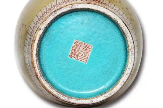 广州宣亦:"大清乾隆年制"款黄釉红彩撇口瓶