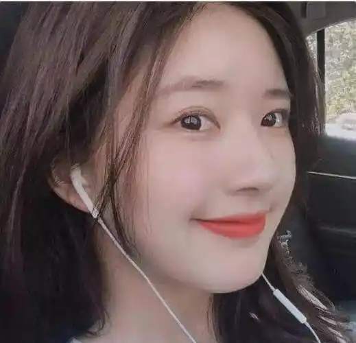 赵露思大早起床素颜进组,拖鞋短裤太生活化,原来没装扮是这模样_女生