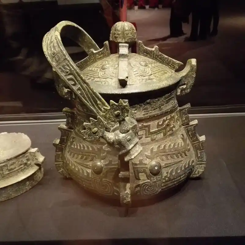 这个宝贝通俗点说就是提梁壶,这可不是汉朝的,而是刘贺喜欢的一件古董