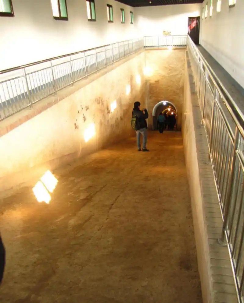 永泰公主墓于1960年至1962年发掘,是属封土堆墓,其墓穴是用砖砌 的,由