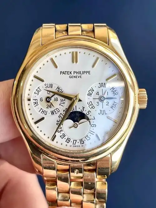 黄金表壳链带的百达翡丽万年历5136j
