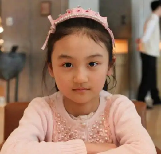 4岁出道,6岁上春晚,因长残被骂出国,如今18岁美得不像话