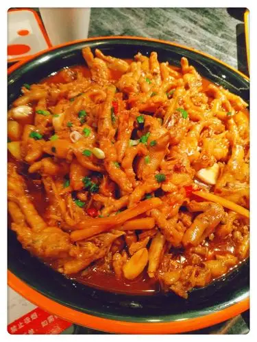 大份鸡爪煲的鸡爪量真的超多,鸡爪煮的很烂,很入味,软糯而香甜.