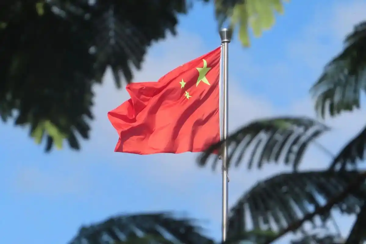 在镜头里追逐的是你和五角星的光#国庆 #国旗照片  - 抖音