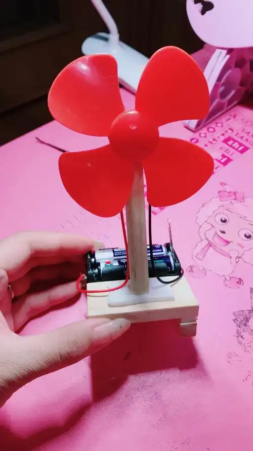 电动小风扇手工制作～易三实验小学404班迟雨彤
