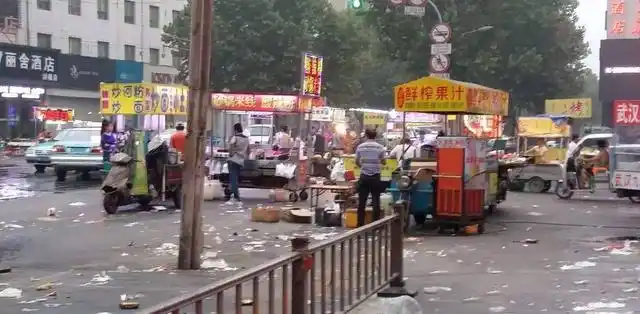 地摊经济从一夜爆火到无人问津只用了半年时间到底得罪了谁